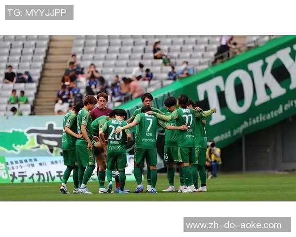 甜蜜绿茵情缘足球球星情侣携手闪耀浪漫赛场瞬间